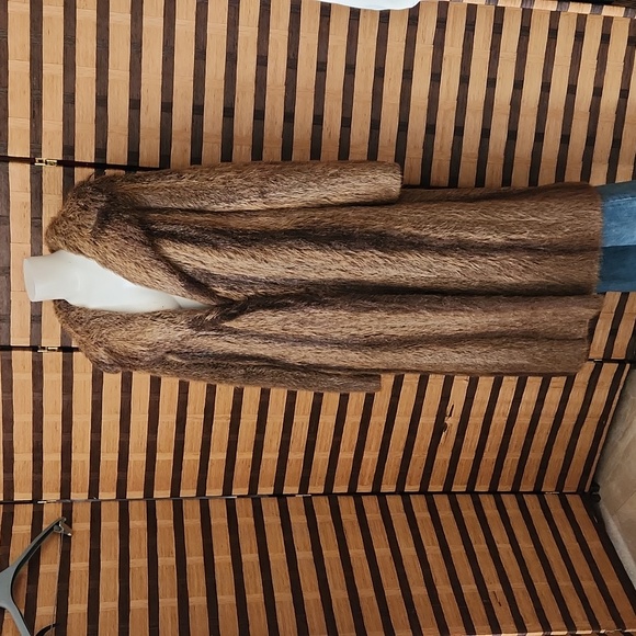 Coyote long fur coat - Picture 2 of 10